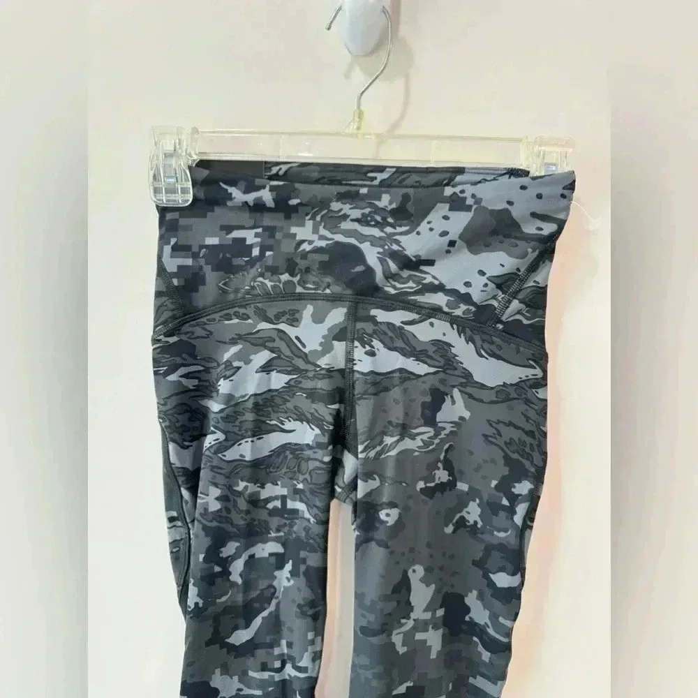 UnderArmour Black and White Print Compression Capri Leggings - Size XS